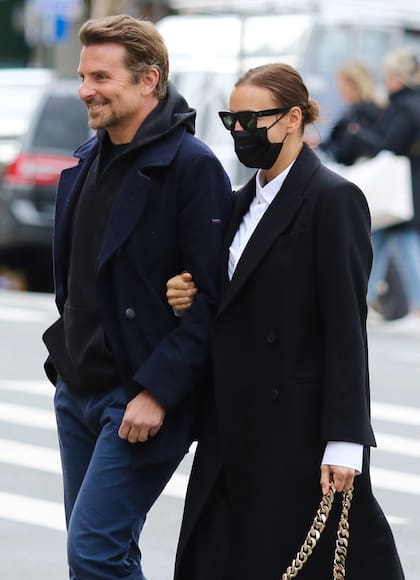 Irina Shayk y Bradley Cooper paseando por la Gran Manzana en noviembre de 2021