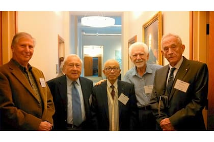 Cooper en febrero último, cuando fue premiado por la Academia Nacional de Ingenieros de Estados Unidos; segundo desde la izquierda, Joel Engel, el hombre que atendió su primera llamada