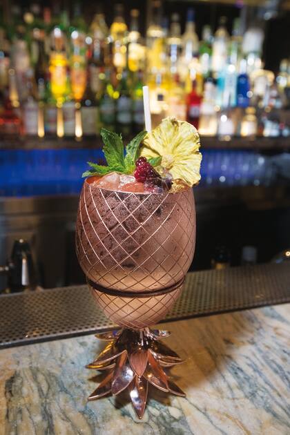 Cooper Express. Deliciosa combinación de vodka Absolut Elyx, cordial de lemongrass, jugo de ananá y de limón, bitter de naranja. Bar: Uptown