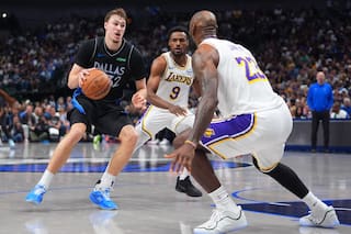 Cooper Flagg anota 45 puntos y los Mavericks vencen 134-128 a Lakers mermados