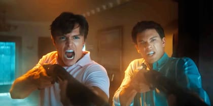 Cooper Koch y Nicholas Alexander Chavez en una escena de la serie de Netflix