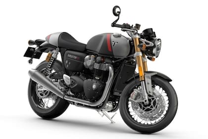 Cooper tiene dos motos de Triumph Thruxton: una roja y otra negra