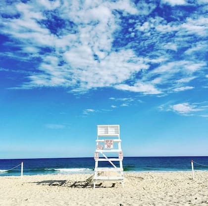 Arena de cuarzo blanco, protección contra corrientes frías y transporte sostenible hacen única a esta costa