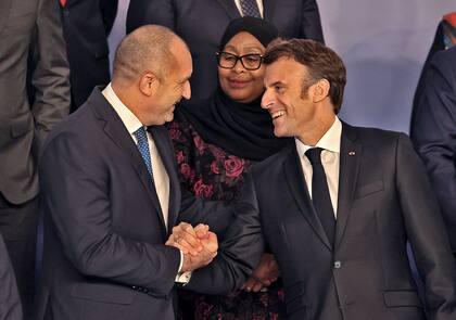 El presidente de Bulgaria, Rumen Radev (izquierda), y su homólogo francés, Emmanuel Macron, hablan mientras los líderes mundiales se reúnen para una foto de grupo antes de la COP27