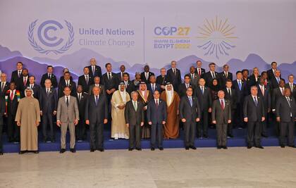 Los líderes mundiales participantes toman una foto grupal conmemorativa antes de su cumbre en la conferencia climática COP27