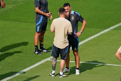 Copa América 2024
Entrenamiento de la selección Argentina en Atlanta el día previo al debut frente a Canadá; Scaloni le da indicaciones a Leo Messi
