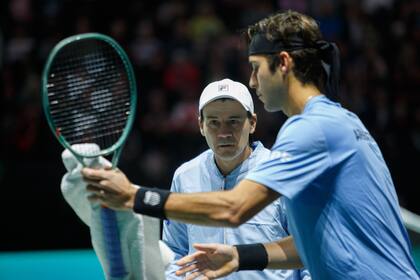 Copa Davis: Tommy Etcheverry y el capitán Guillermo Coria, en Manchester, durante la serie ante Gran Bretaña