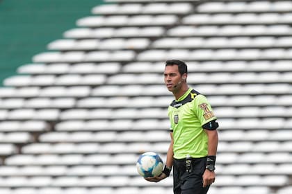 Tello dirigió a Boca en 12 ocasiones (9 triunfos y tres empates) y a River en 3 (un triunfo, un empate y una derrota)