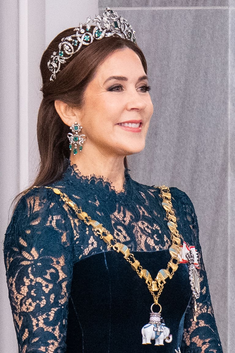 Mary de Dinamarca deslumbró con la tiara y los pendientes del exquisito parure de esmeraldas (vestido azul) y con una tiara de su cofre personal que compró en una subasta