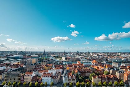 Copenhague era originalmente un pueblo de pescadores vikingo fundado en el siglo X y se convirtió en la capital de Dinamarca a principios del siglo XV.