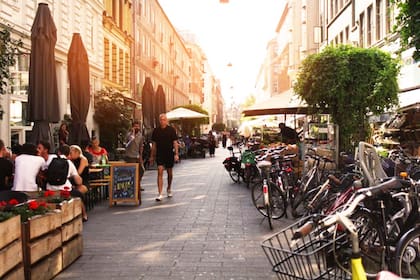 Copenhague es conocida en el mundo por el uso de la bicicleta como principal medio de transporte entre sus habitantes y turistas. Según los reportes, 9 de cada 10 daneses tienen una bicicleta para transportarse y solo 4 de cada 10 tienen auto.