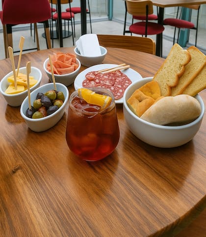 Copetín vermutero en La Terraza de la Carbonera