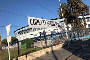 El estadio apareció con pasacalles con insultos para los jugadores: qué dijo el club y quiénes son los demorados por el hecho