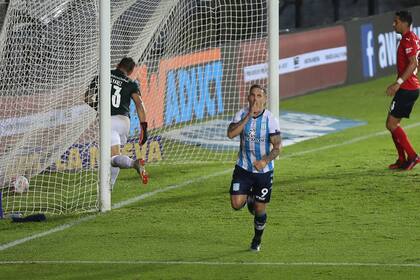 Copetti ya anotó el gol: Racing le ganó a Independiente con un final polémico.