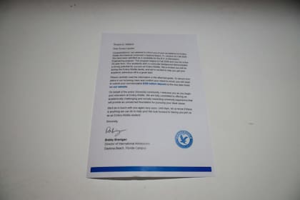 Copia de la carta que le enviaron desde la universidad norteamericana