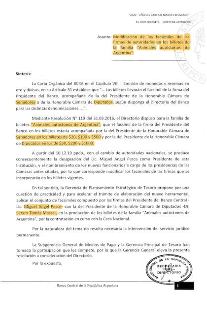 Copia de la resolución del Banco Central según la cual los nuevos billetes de animales autóctonos llevarán las firmas de Miguel Pesce y de Sergio Massa. La norma exime tácitamente de poner el nombre a la vicepresidenta Cristina Kirchner.