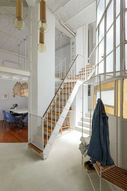 Copiaron los ángulos del muro para diseñar un mueble muy liviano en hierro y tablas de petiribí, para dejar el calzado y todo lo que llega de la calle. “El ventanal no tiene el mejor hermetismo, pero su valor es único”, dice Javier.