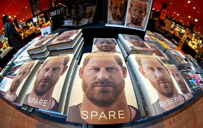 Copias del nuevo libro del Príncipe Harry titulado "Spare" se exhiben en una librería en Berlín, Alemania, el martes 10 de enero de 2023. 