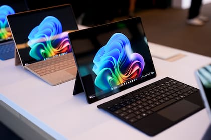 Copilot, el asistente con inteligencia artificial de Microsoft y OpenAI, responde qué significa no cambiar nunca la foto de WhatsApp (AP Foto/Lindsey Wasson)
