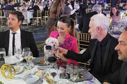 Copito, el perro de Vero Lozano, dijo presente en la ceremonia y disfrutó del show desde una de las mesas y Andy Kusnetzoff  le dio agua de una copa.