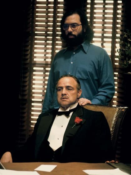 Francis Ford Coppola detrás de su estrella en El padrino: Marlon Brando