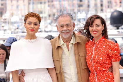 Coppola posa en mayo pasado en Cannes después del estreno mundial de Megalópolis junto a sus actrices principales, Nathalie Emmanuel y Aubrey Plaza