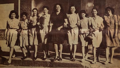 Coquetas y discretas. Así avanzaban las Cazadoras de Autógrafos en busca de una nueva firma.