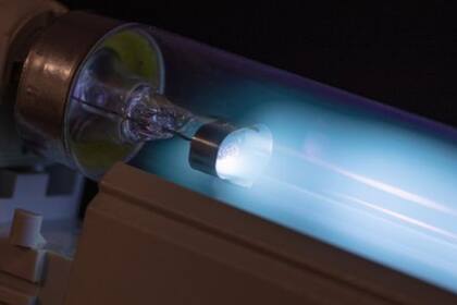 "La radiación UV puede causar irritación en la piel y dañar los ojos", señaló la OMS.