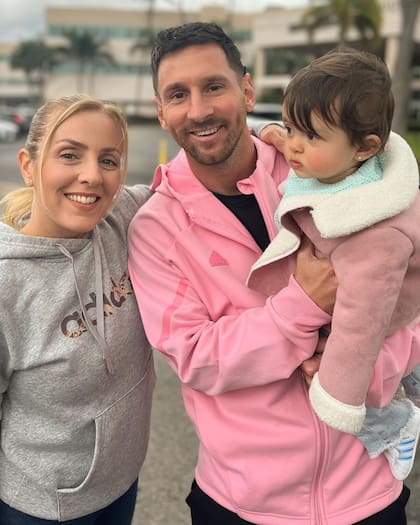 Cora Debarbieri y su hija Isabella se llevaron un recuerdo con Messi (Foto: Instagram @martinarevalo1)
