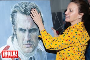 Cora, el jueves pasado, con una obra que el artista de Fuel-Art Diego Nicoletti realizó en acrílico sobre tela.