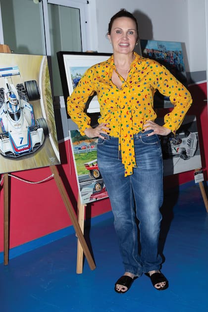 Cora quedó encantada con la exposición “Eterno Lole”, que reunió obras realizadas en acrílico y en grafito por los artistas de Fuel-Art Jorge García, Hernán Delannoy, Miguel Paolantonio, Claudia Rizzoli, José
Luis Zaccaria, Diego Nicoletti y Daniel Sonzini.