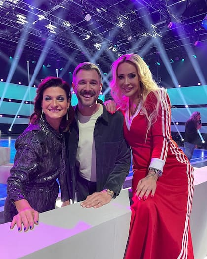 Cora Schumacher (de rojo) luego de uno de los programas que presentó frente a la TV alemana