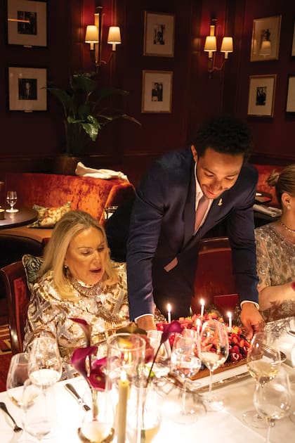 Cora sorprendió a Mimicha con una milhojas con frutos rojos. Acá, el momento en el cual Ilan, del Ritz, le acerca la torta con las velitas