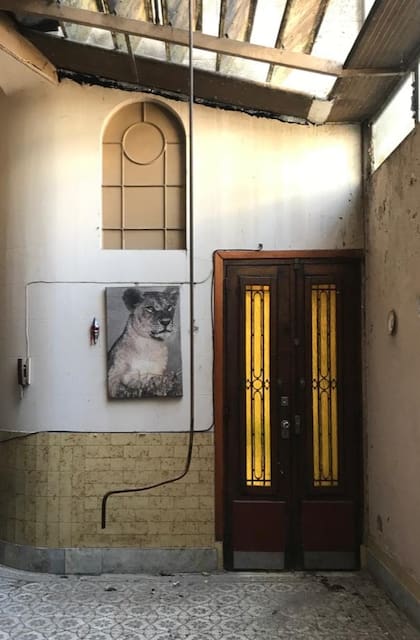 Coraje leonino es lo que hizo falta para reformar este PH con gran potencial, pero mucho descuido. Como se ve abajo, al eliminar una ventana en desuso y el techo móvil, pudieron construir una parrilla.