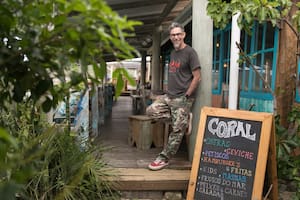 Es argentino, campeón de esquí acuático y puso el primer restaurante de Praia do Rosa