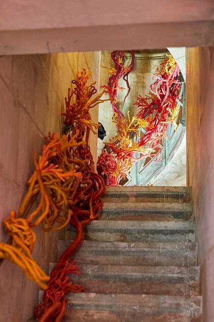 Corales de libertad, en el corazón de la Plaza de la Bastilla. El Centre des Monuments Nationaux abrió para el público la Columna de Julio, cuyos escalones de la torre fueron copados por corales textiles por el artista Aude Franjou