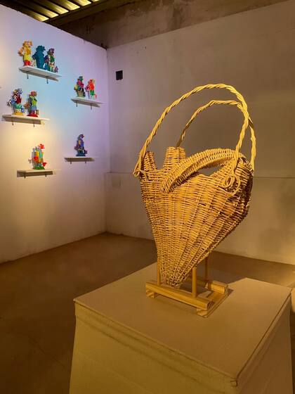 Corazón de la Tierra, creado con ysipó (enredadera de monte) por Valentina Mariani y Josefina Cantero para el programa Artistas+artesanos