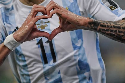 Corazón... pleno: el tradicional festejo de gol de Ángel Di María.