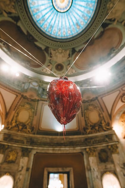 Corazones, las obras del artista plstico LeandroSvori, parte del show The Rebirth de Artemis.