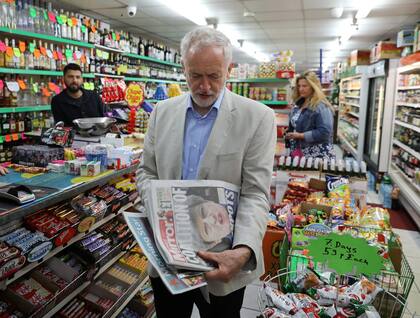 Corbyn, ayer, al comprar los diarios en un negocio en Londres