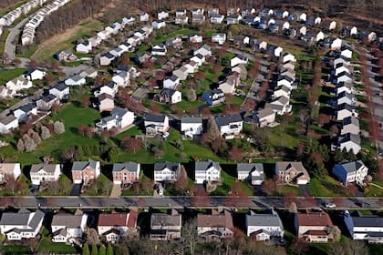 Corcoran dice: “Vayan a cualquier lugar con un distrito escolar pobre donde los precios sean realmente bajos”.