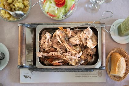 Cordero al asador en el comedor de la estancia