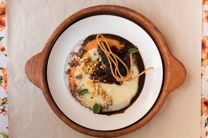 Cordero braseado con vino tinto y membrillo, puré de papa con salsa de molle, texturas de maíz y chutney especiado de pera.