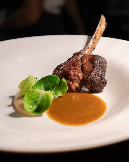 Cordero madurado en koji con salsa cuatro especias y puré de manzana de Baja América