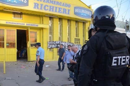 Córdoba amanece después de una noche de tensión; acuartelamiento de policías, robos y saqueos mantuvieron a la ciudad en vilo