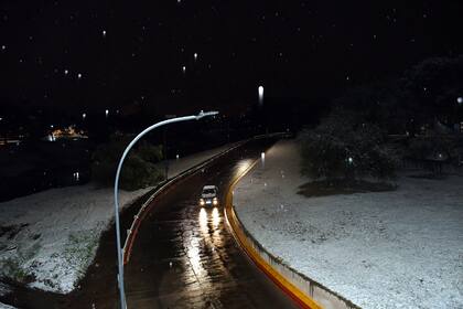 El camino de las Altas Cumbres permanece cerrado al tránsito por la intensa caída de nieve
