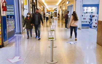 Para asegurar los controles, los shoppings propusieron poner postas sanitarias en las puertas de sus centros comerciales en las que se controle la temperatura de todos los visitantes