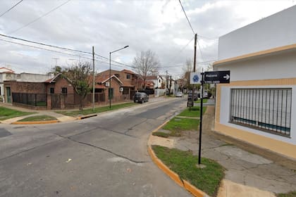 Córdoba entre Habana y Río de Janeiro, Martínez; en esta cuadra se mudó Dumbo a una casa de dos plantas de la que debió huir cuando lo fue a buscar la policía
