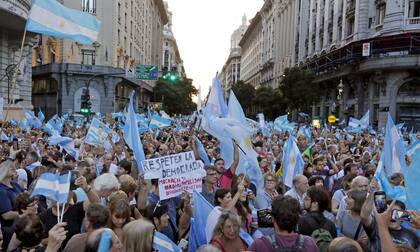 Córdoba. Patio Olmos, con banderas argentinas