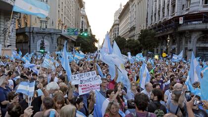Masivas marchas en todo el país para respaldar al Gobierno